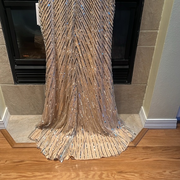 Gorgeous Mac Duggal gown - Picture 8 of 9